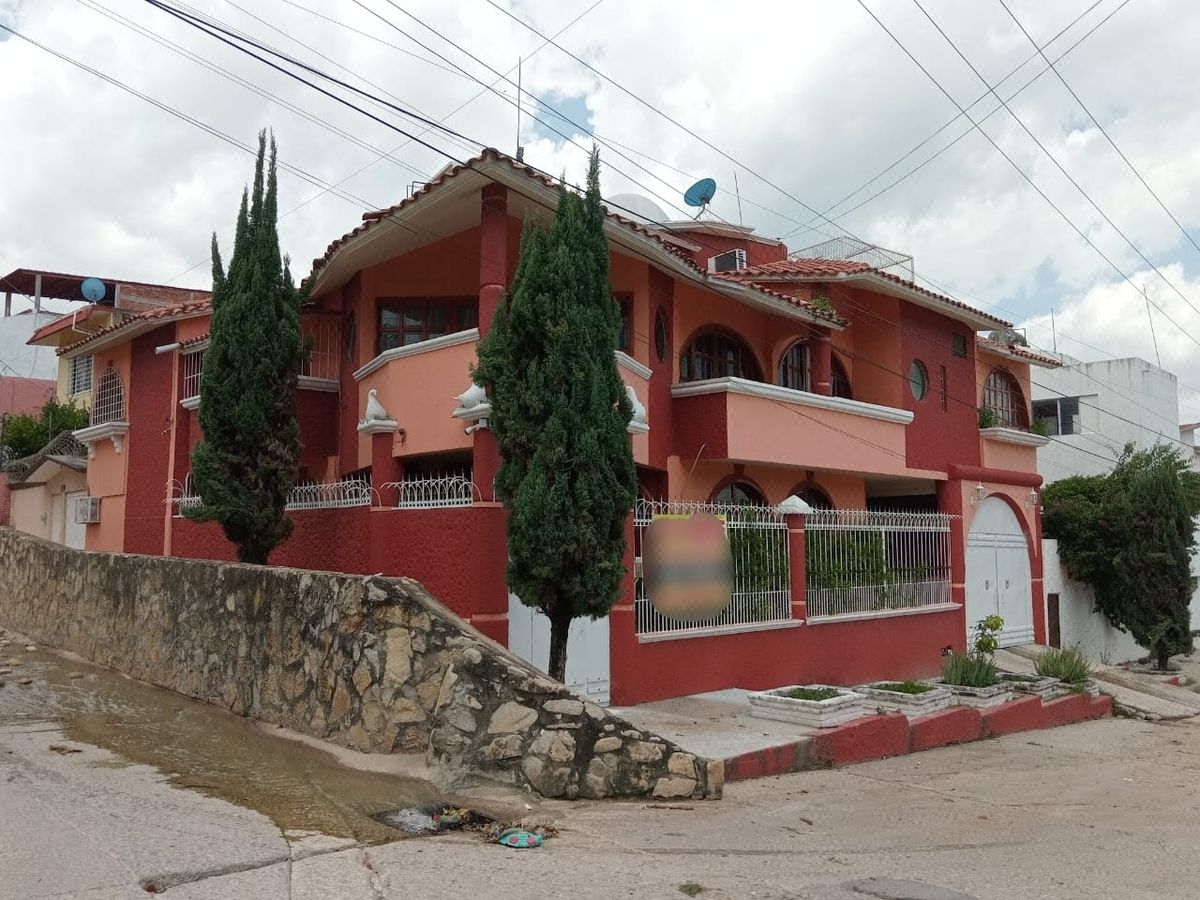 Casa habitación en esquina con 2 frentes en la Col. Miravalle