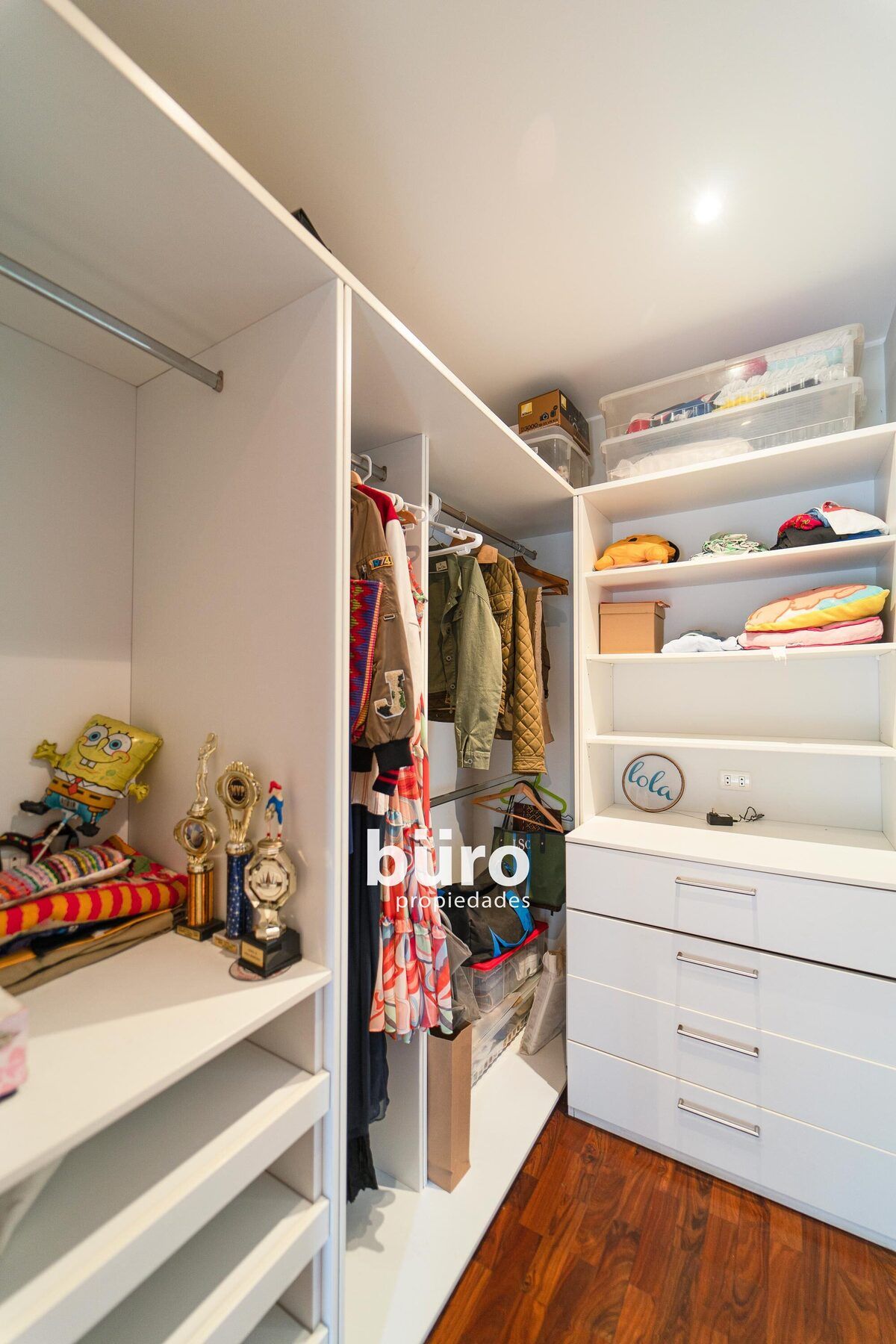 28 de 38: Walk in Closet Dormitorio Secundario 2