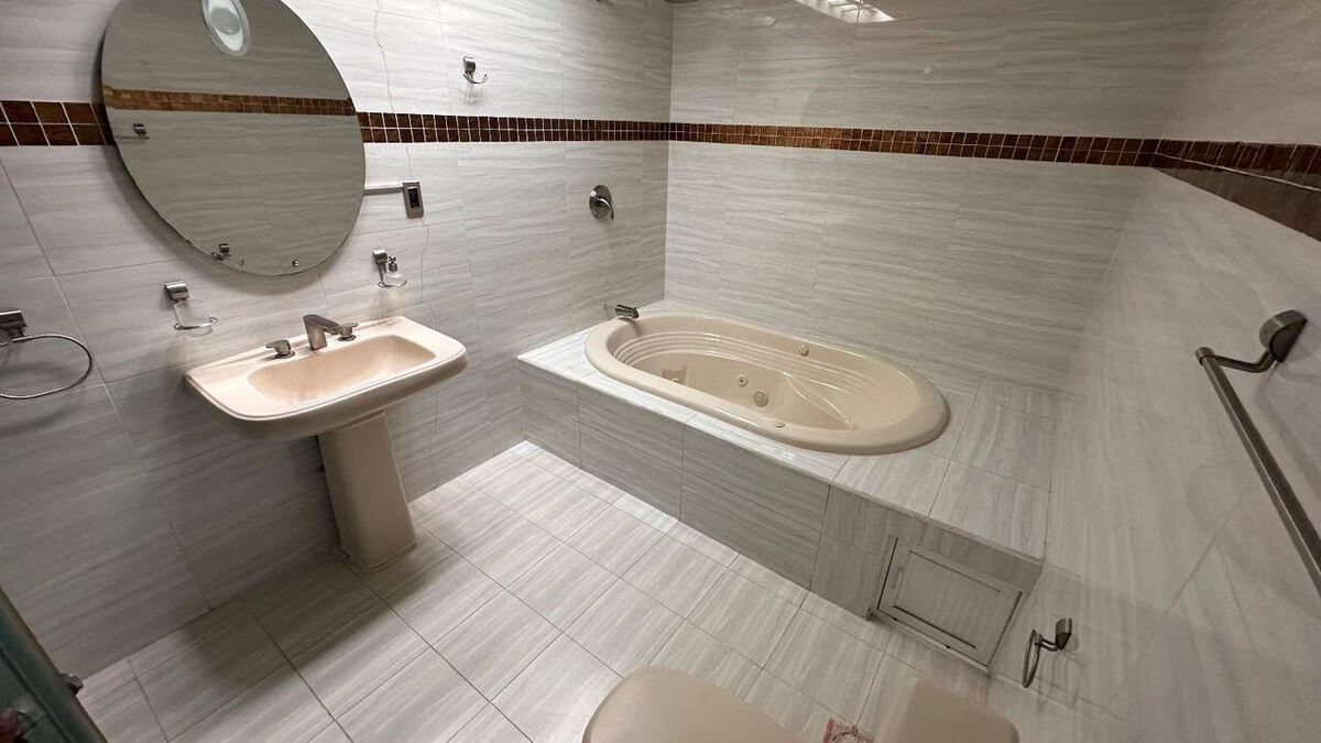 BAÑO PRINCIPAL TINA HIDROMASAJE