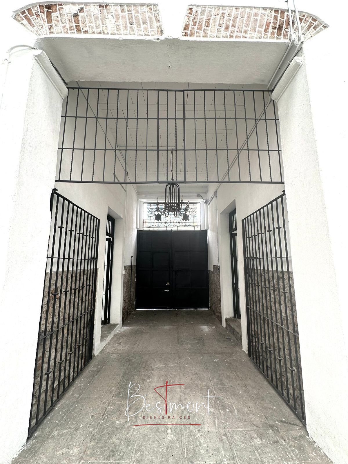 2 de 21: Entrada vista hacia la calle