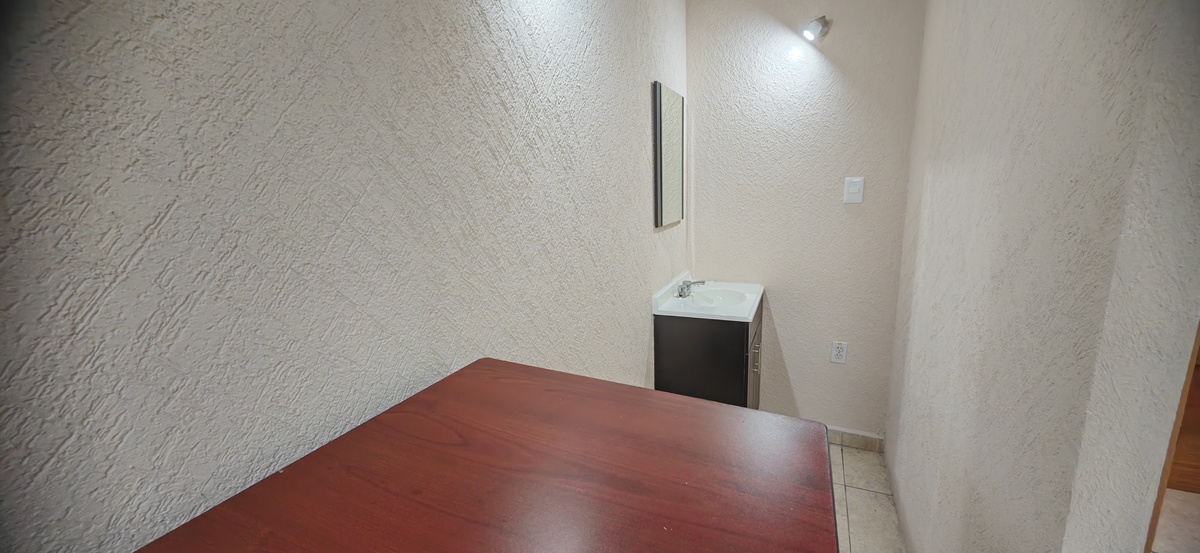 5 of 10: Lavabo interno