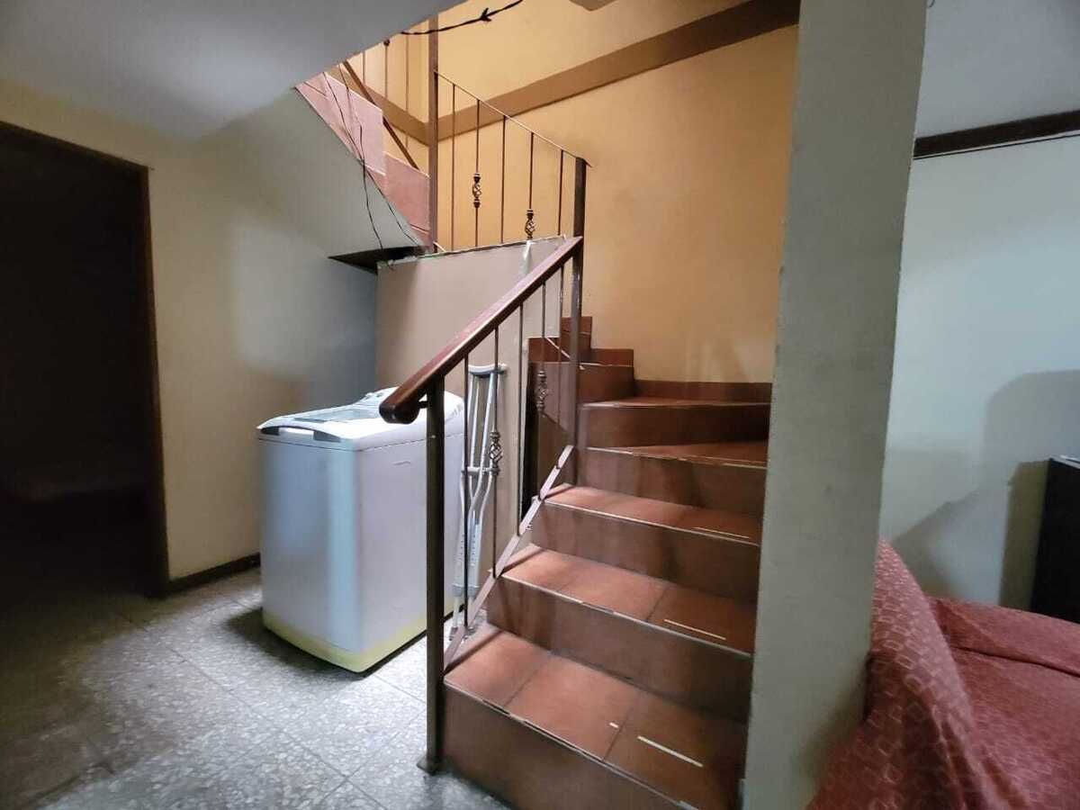 12 de 25: lavadora y bodega bajo escaleras