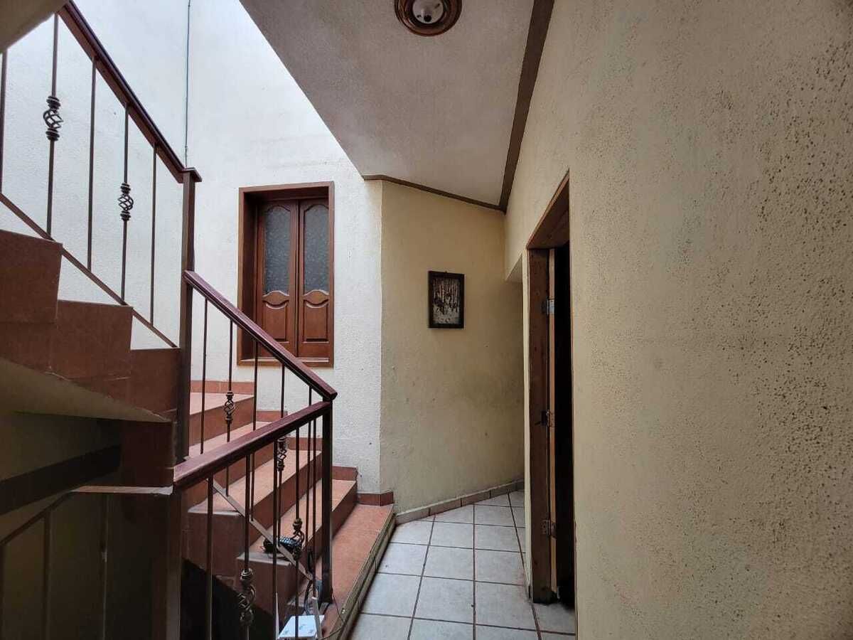 16 de 25: vista de recamara 3 en 2do piso y acceso a 2do baño