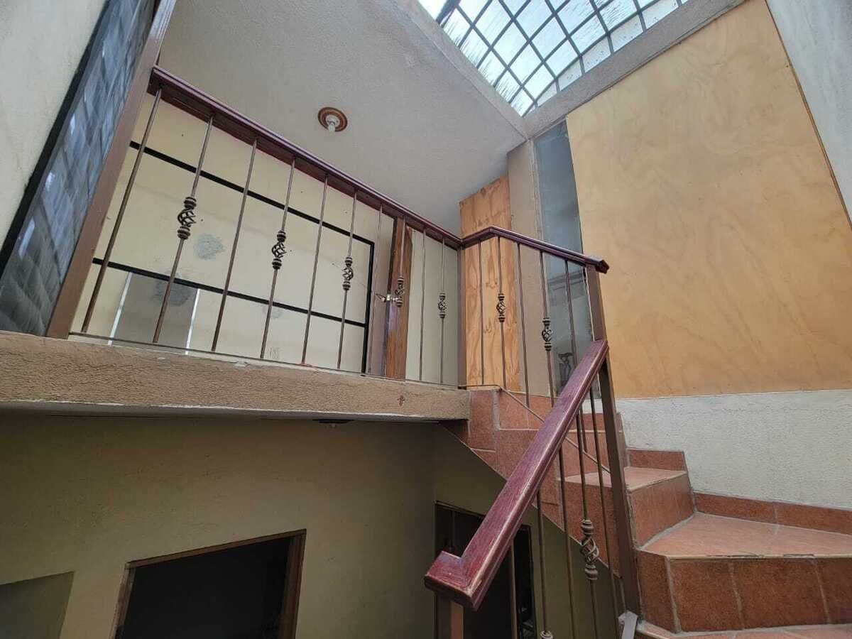 21 de 25: escaleras a 3er piso