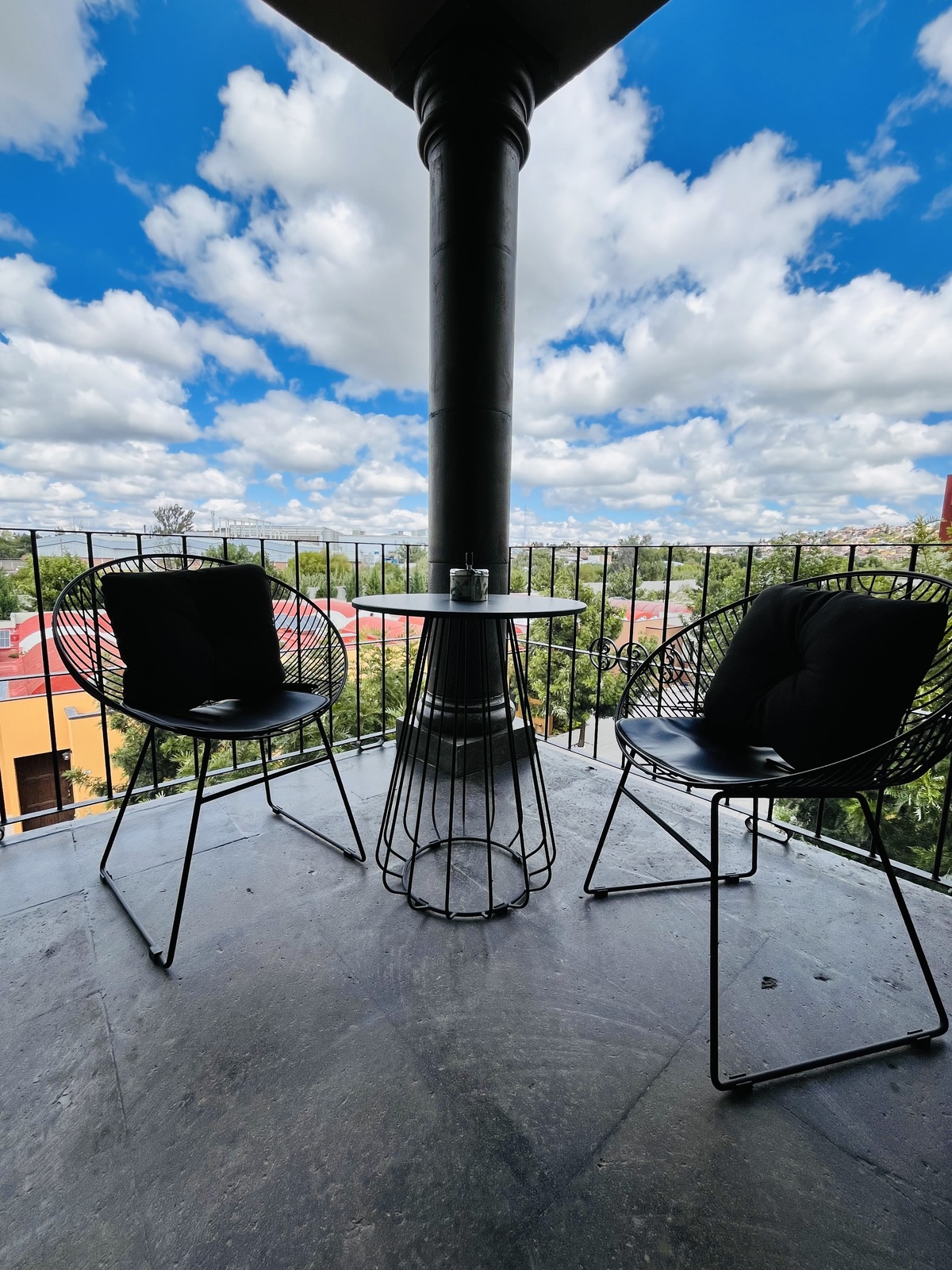 3 de 13: Balcony
