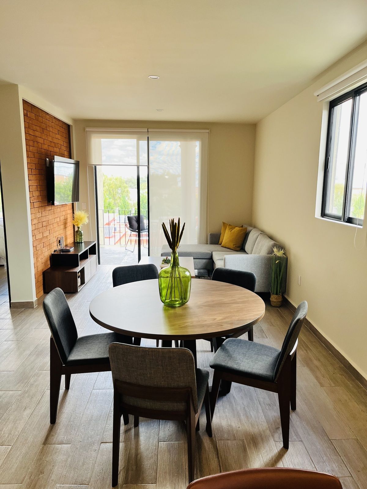 2 de 13: Living and Dining Area