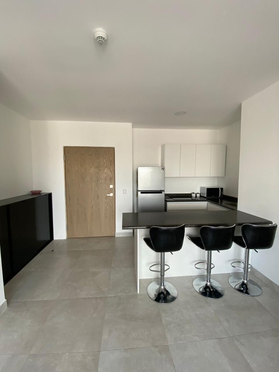 2 de 12: Cocina con barra y recibidor