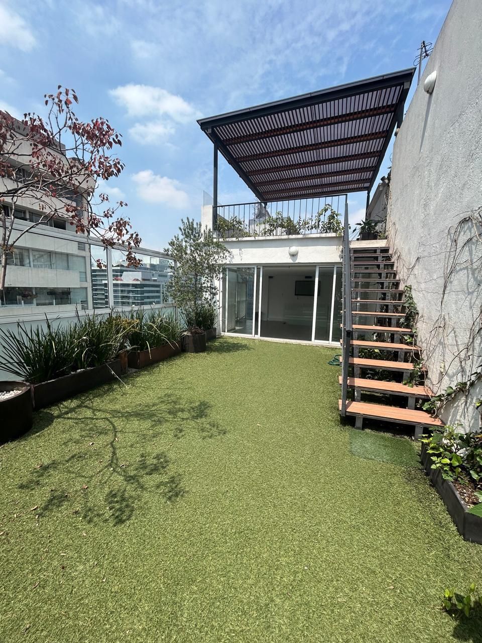 30 de 32: terraza en segunda planta