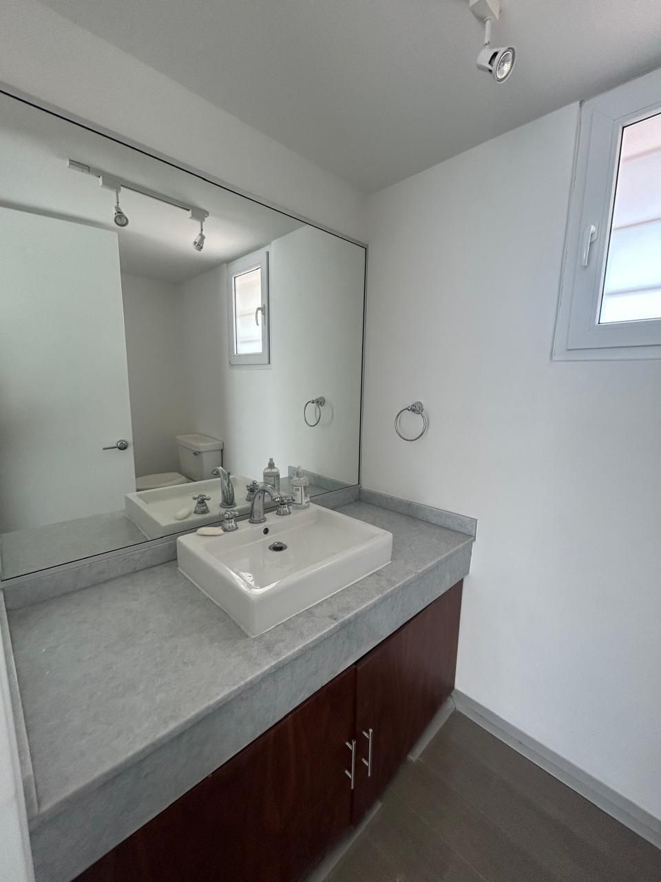 28 de 32: medio baño en segunda planta