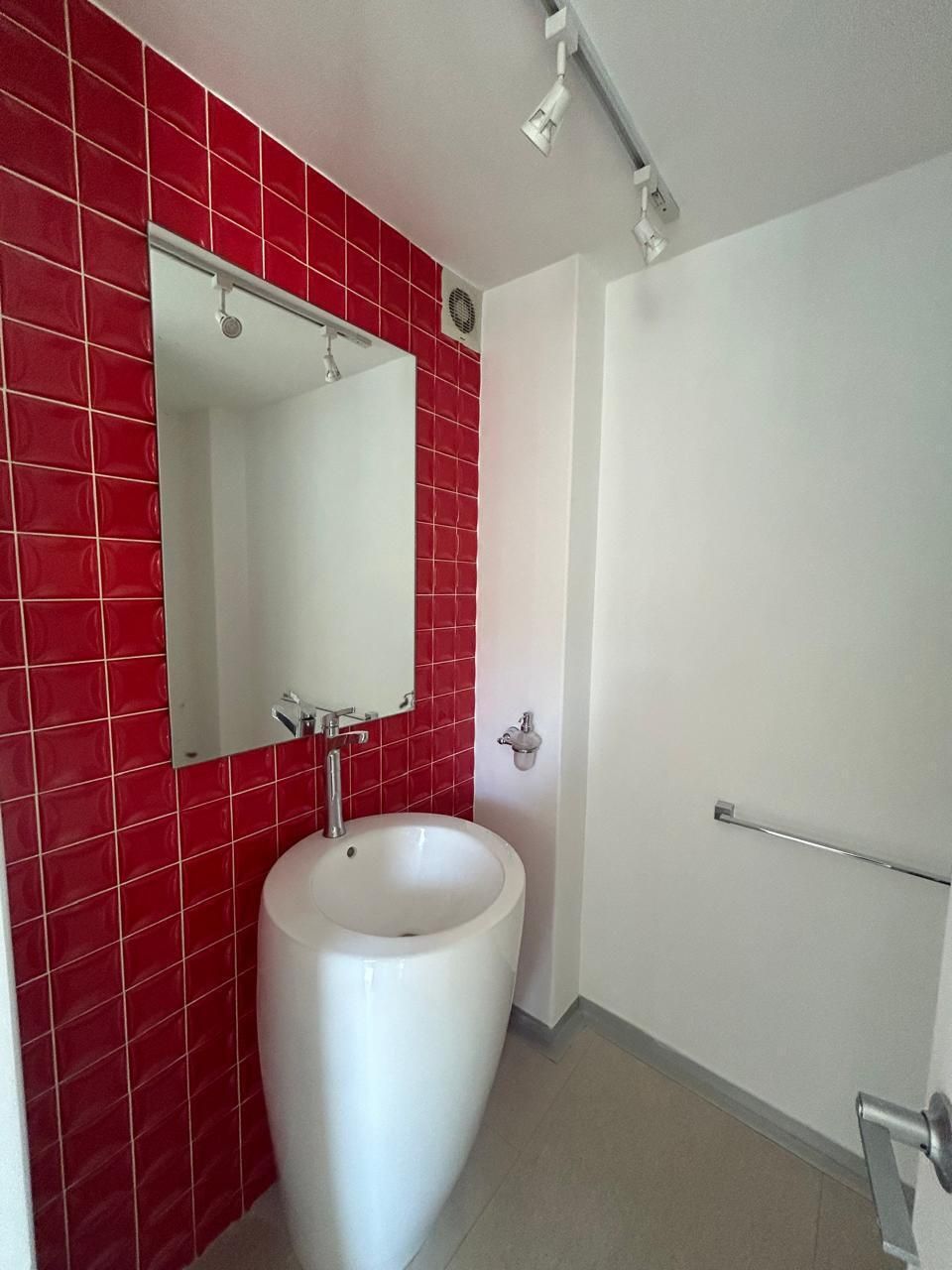 13 de 32: medio baño de visitas