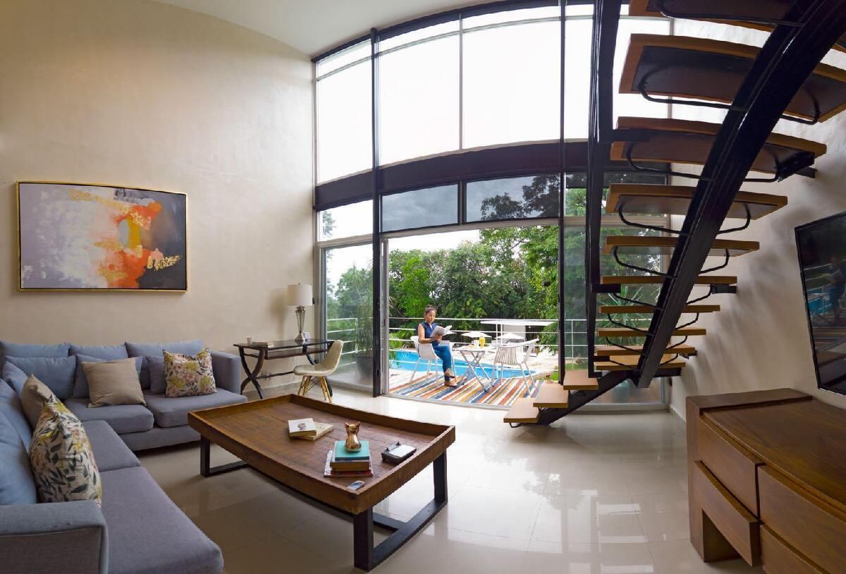 2 of 13: Sala con doble altura y amplia terraza
