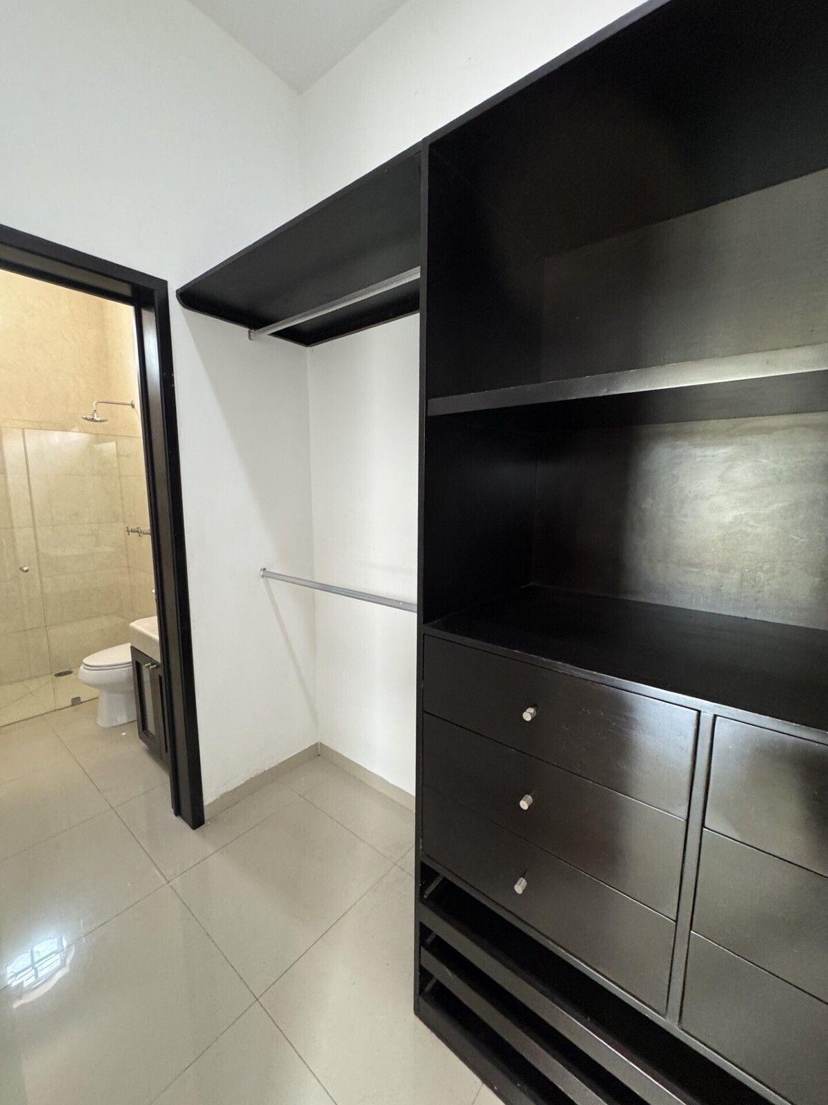 23 de 38: Closet vestidor Recámara secundaria 1