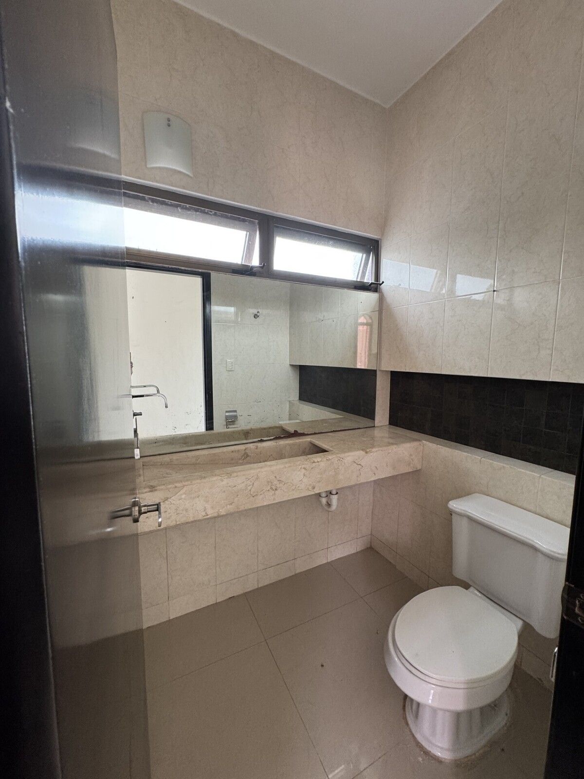 13 de 38: Medio Baño de visitas