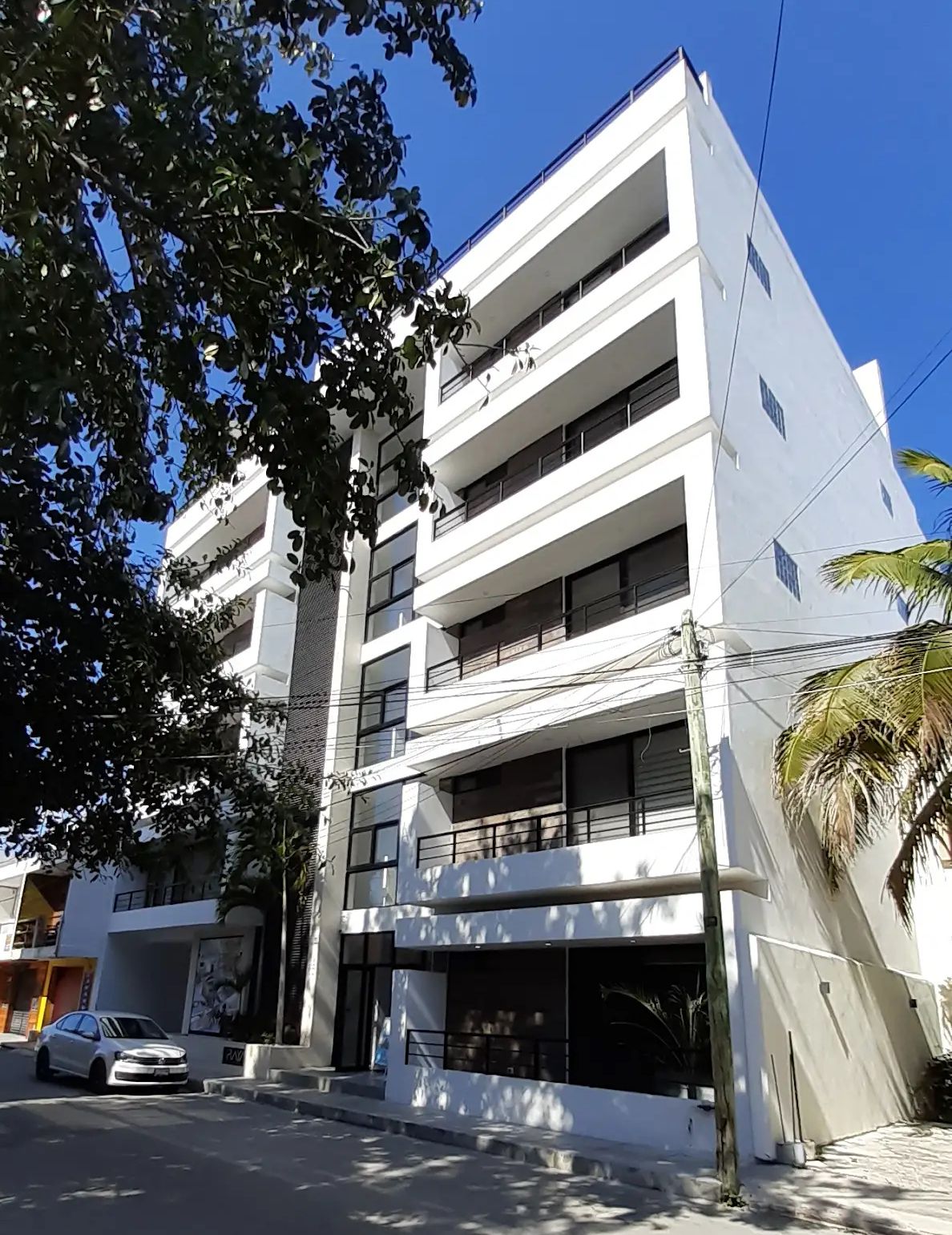 2 de 17: Fachada principal