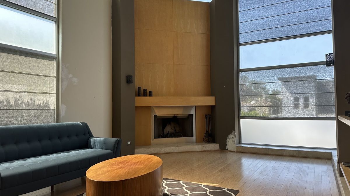 Sala principal con chimenea