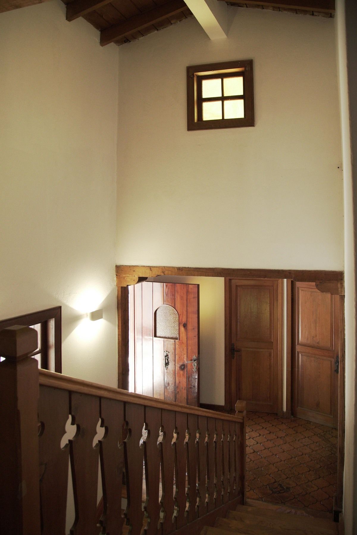 4 de 19: Escaleras y Entrada
