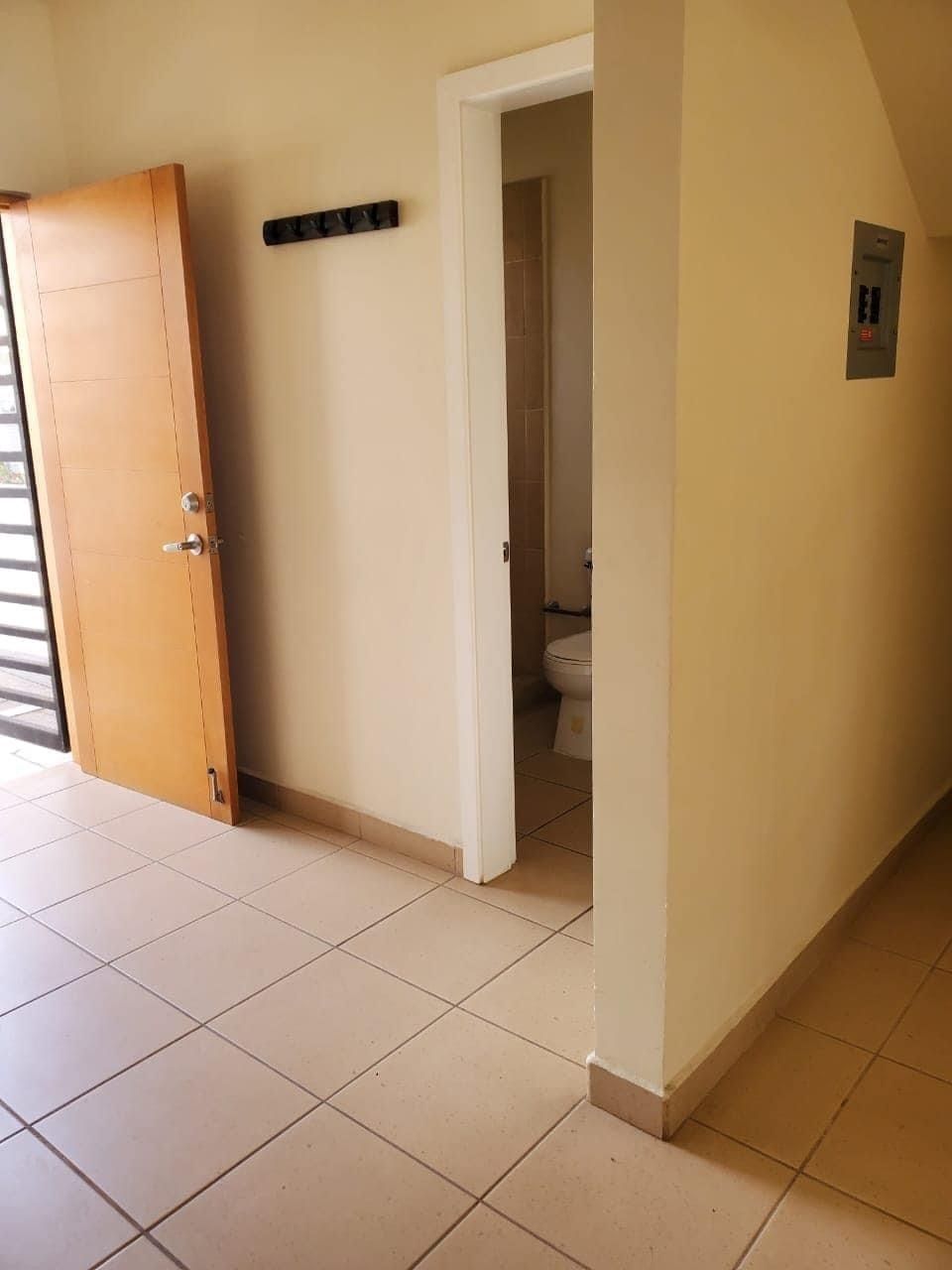 3 of 14: Medio baño