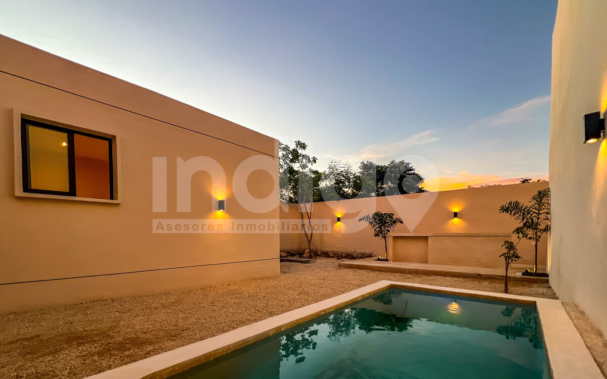 27 de 33: Piscina y Jardín Trasero