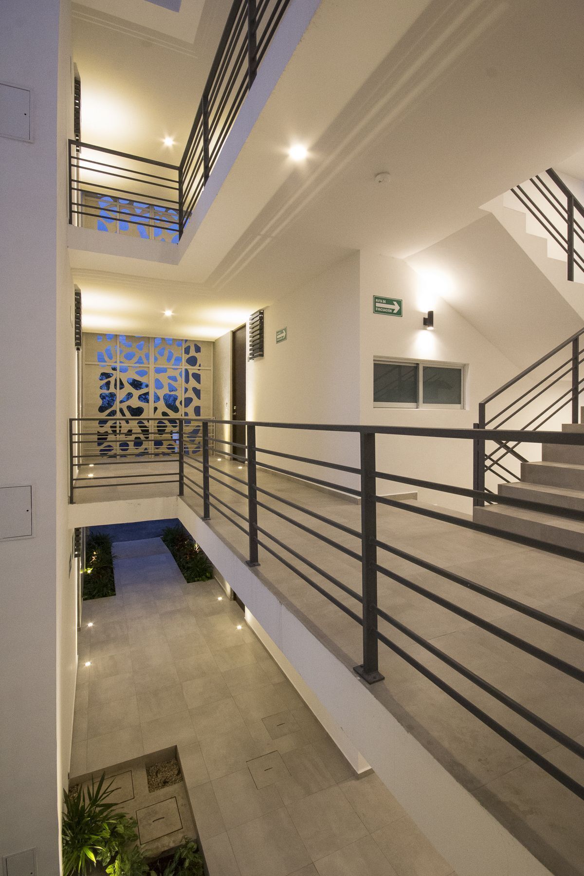 13 de 16: Pasillo de Distribución