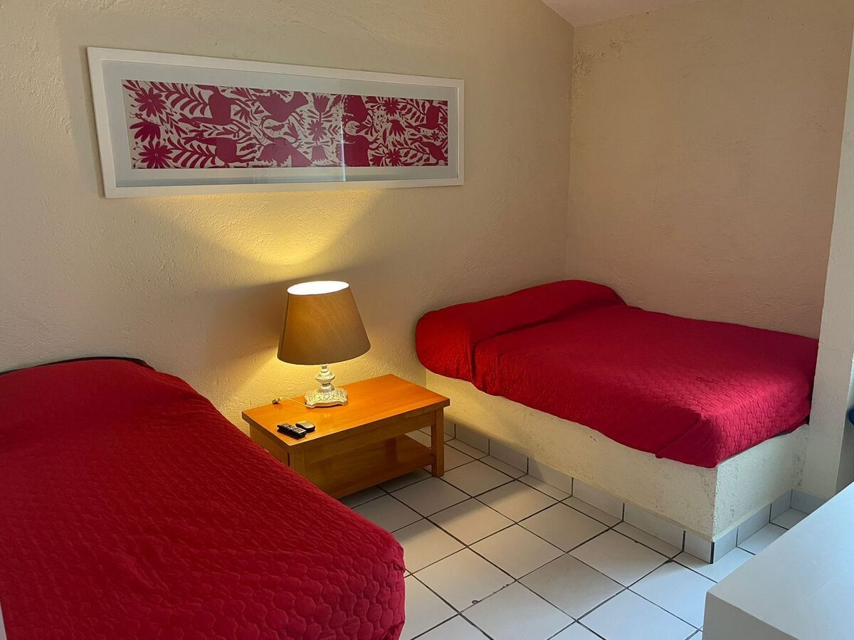 15 of 28: Habitación 2 cuenta con muebles para guardar ropa etc.