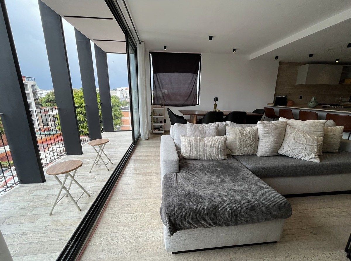 1 of 18: Balcón en estancia comedor