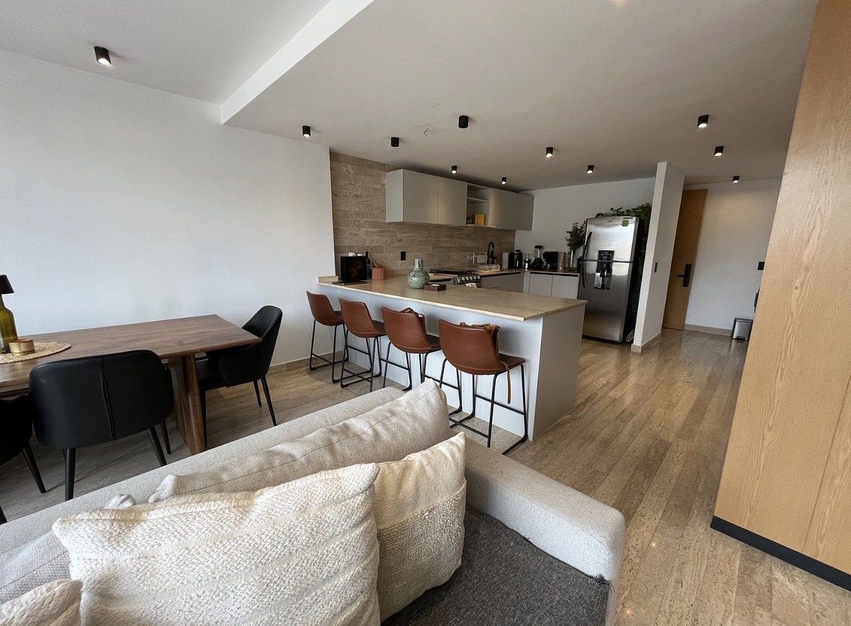 7 of 18: Barra de cocina conectada a la sala comedor