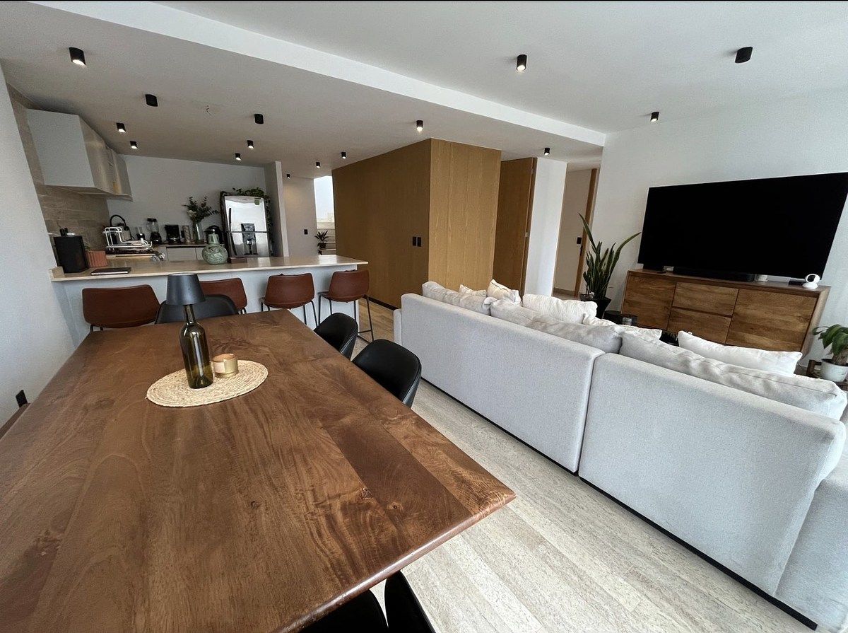 8 of 18: Amplia sala comedor