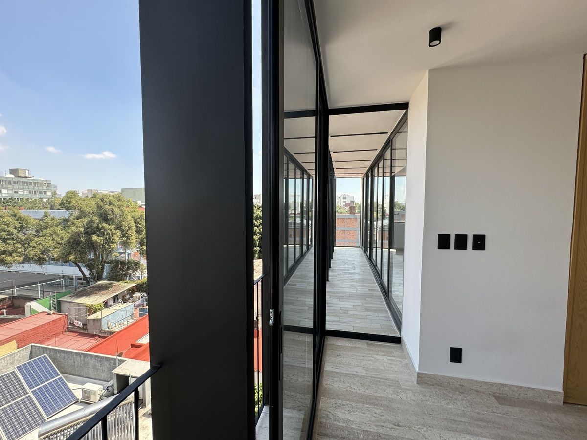 11 of 18: Balcón francés  de recámara principal