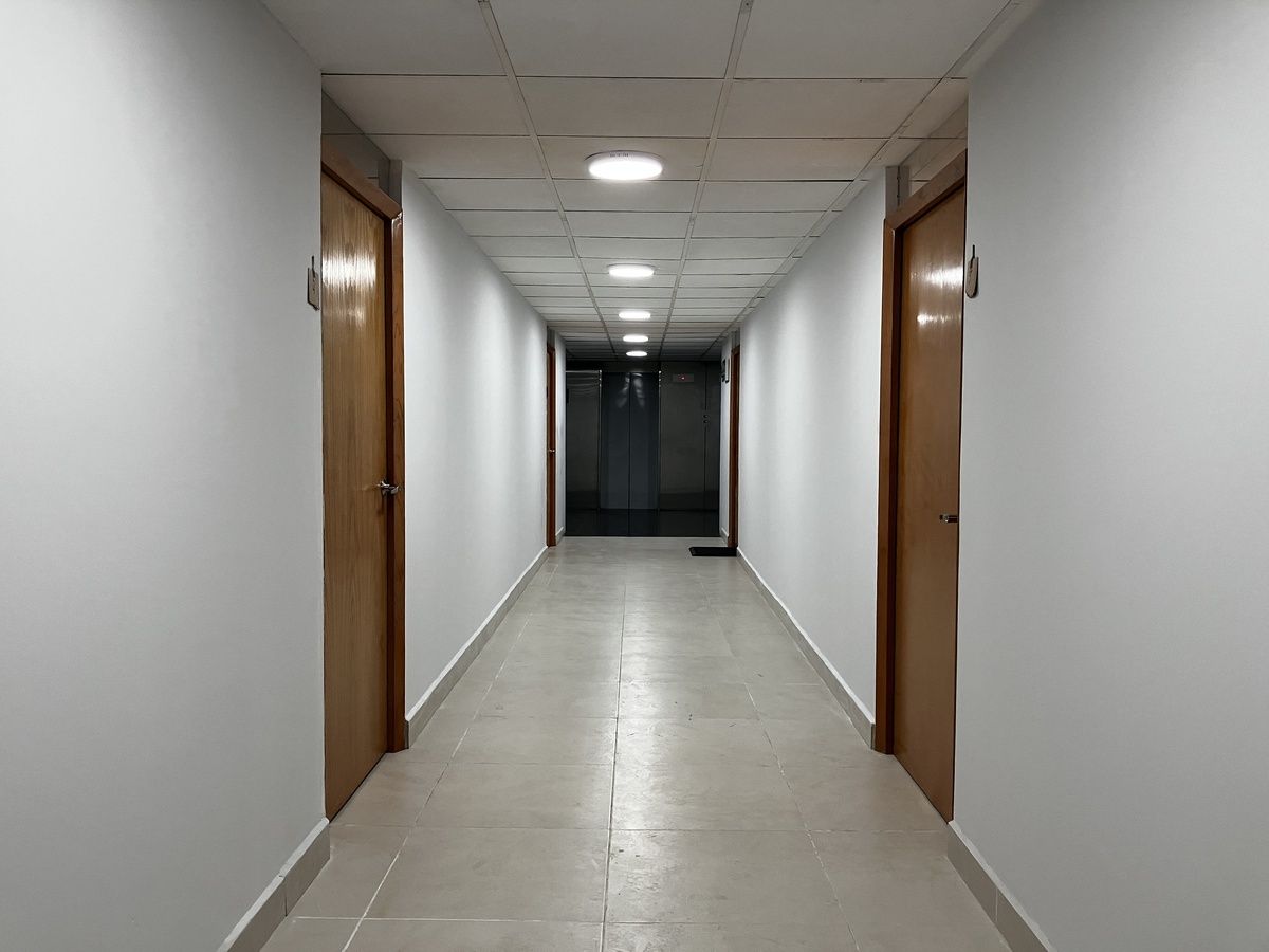 pasillo que lleva a la oficina