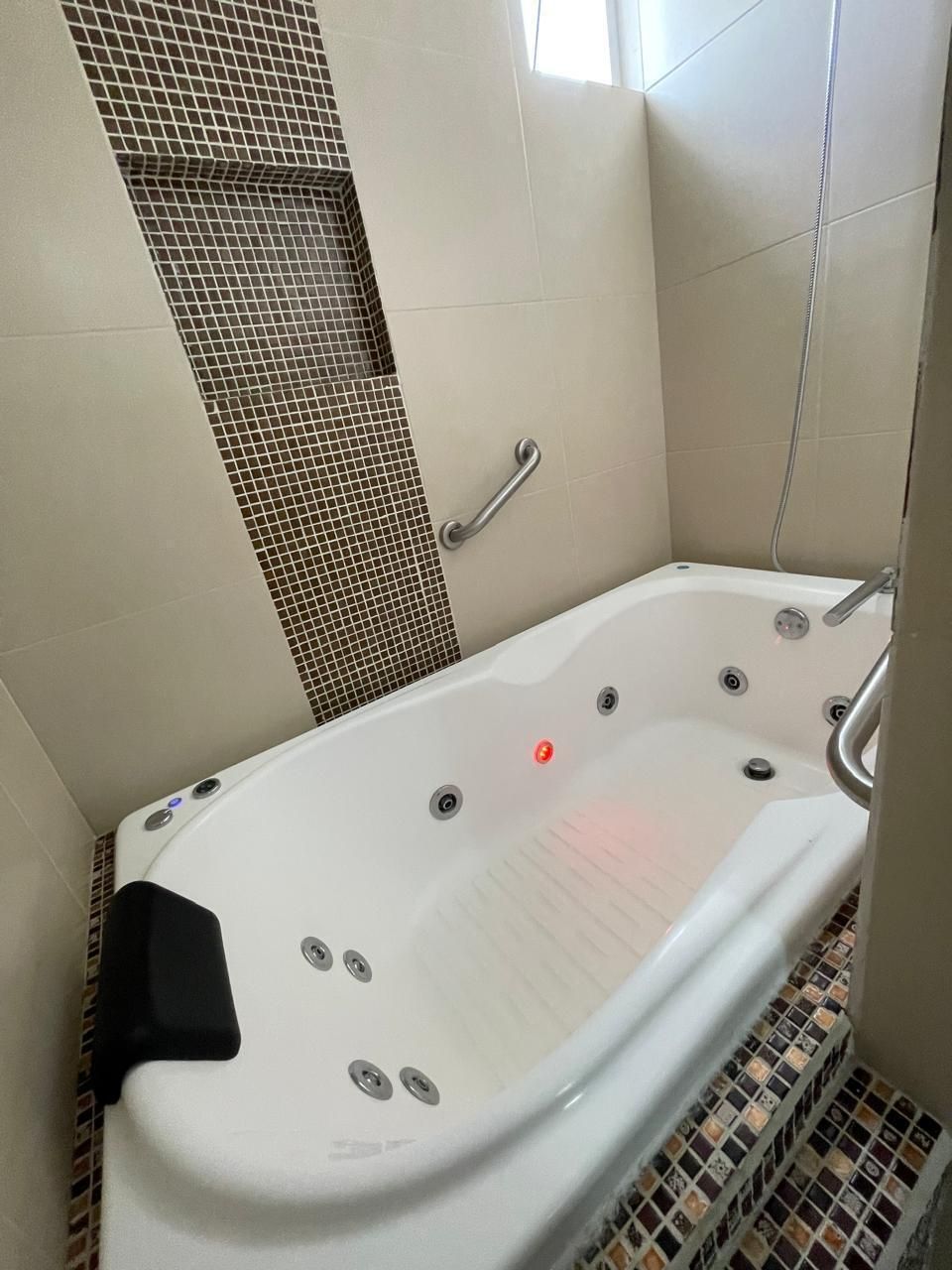 Jacuzzi de la habitación principal, photo 8 of 40