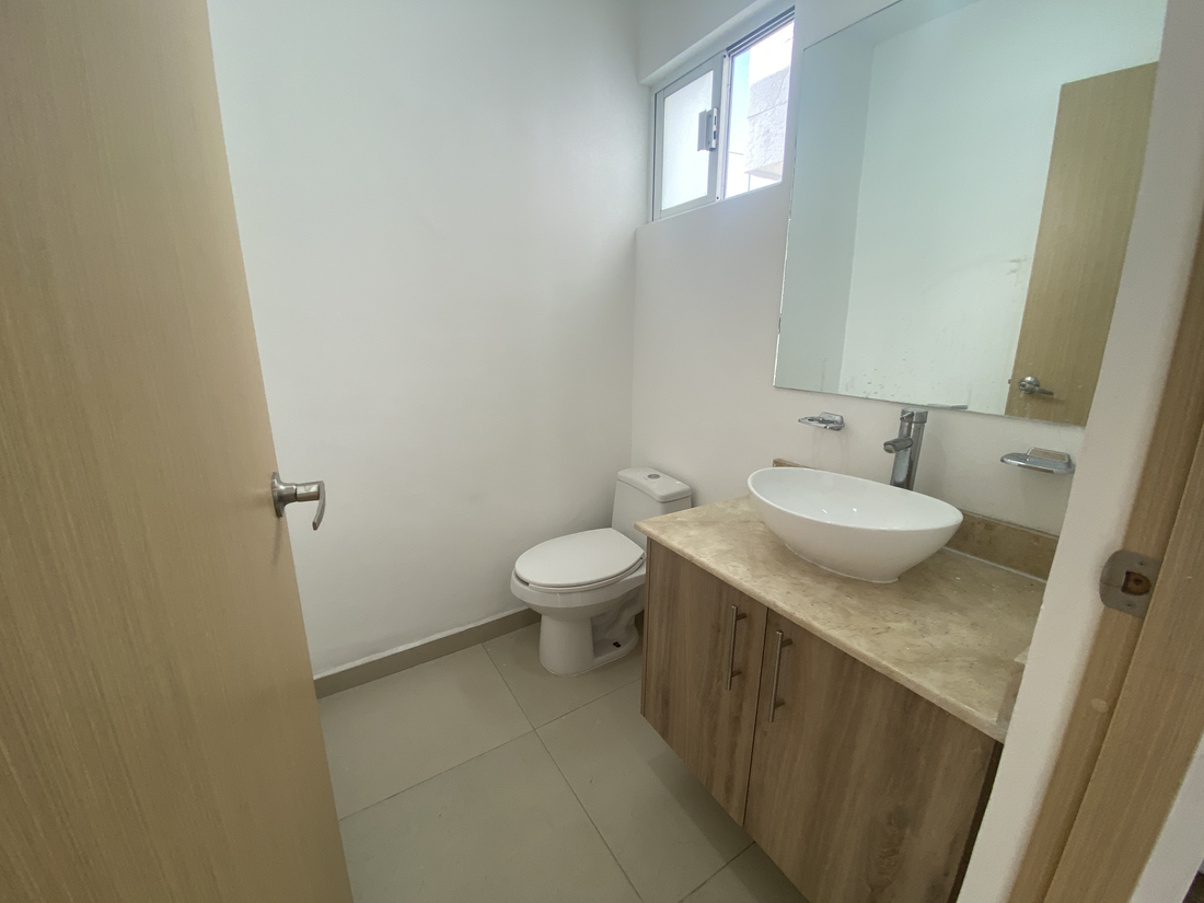 6 of 13: Medio baño