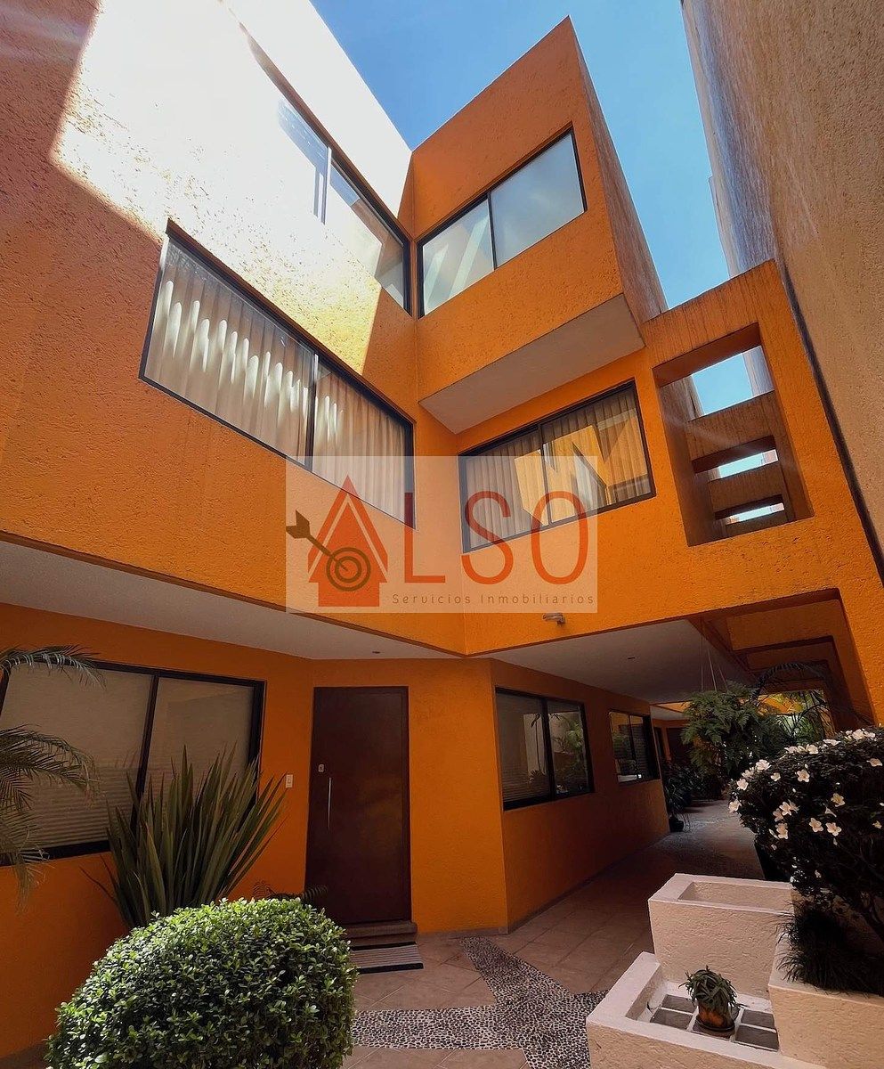 1 of 32: Fachada casa