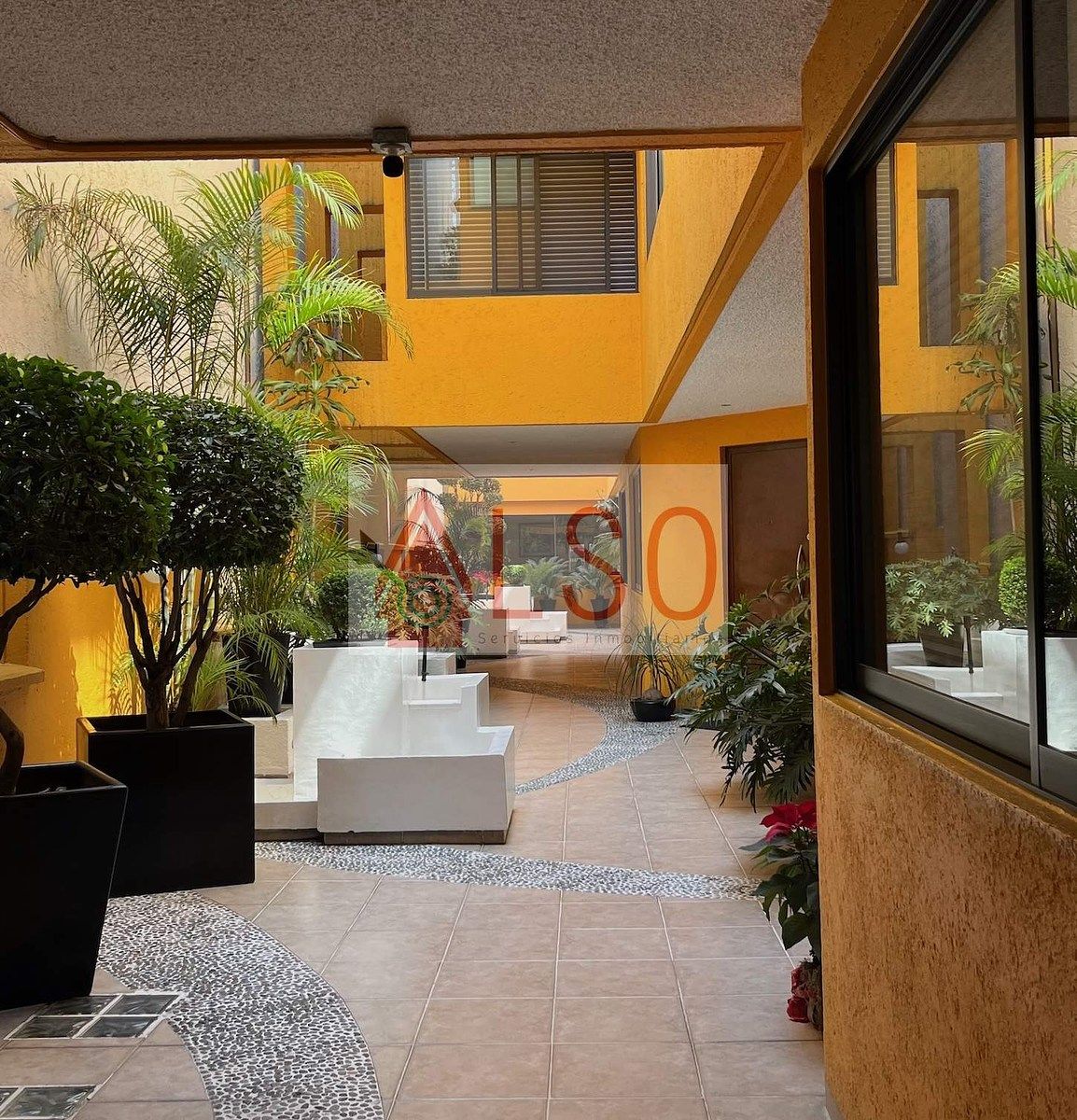 31 of 32: Acceso peatonal