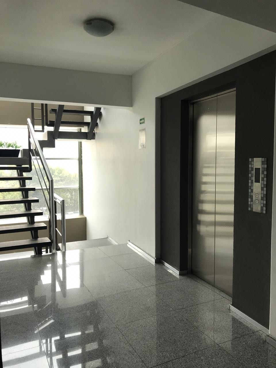 16 of 21: Elevador y escaleras