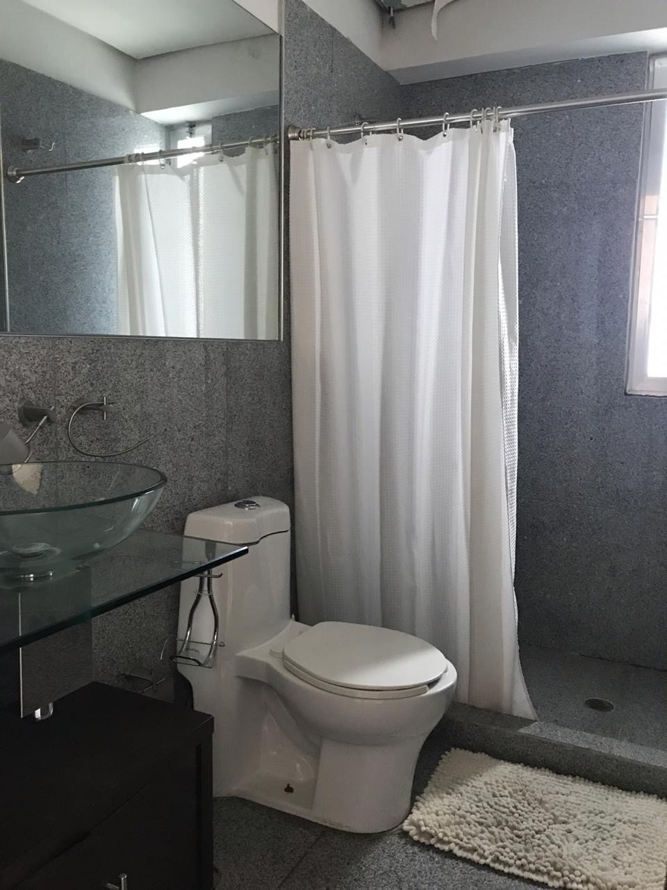 7 of 21: Baño secundario