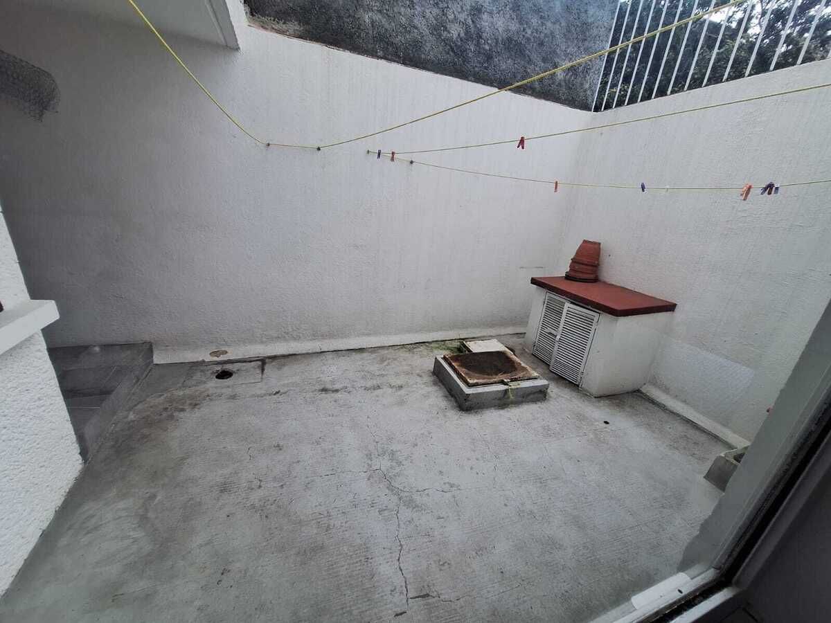 16 of 42: Patio servicio