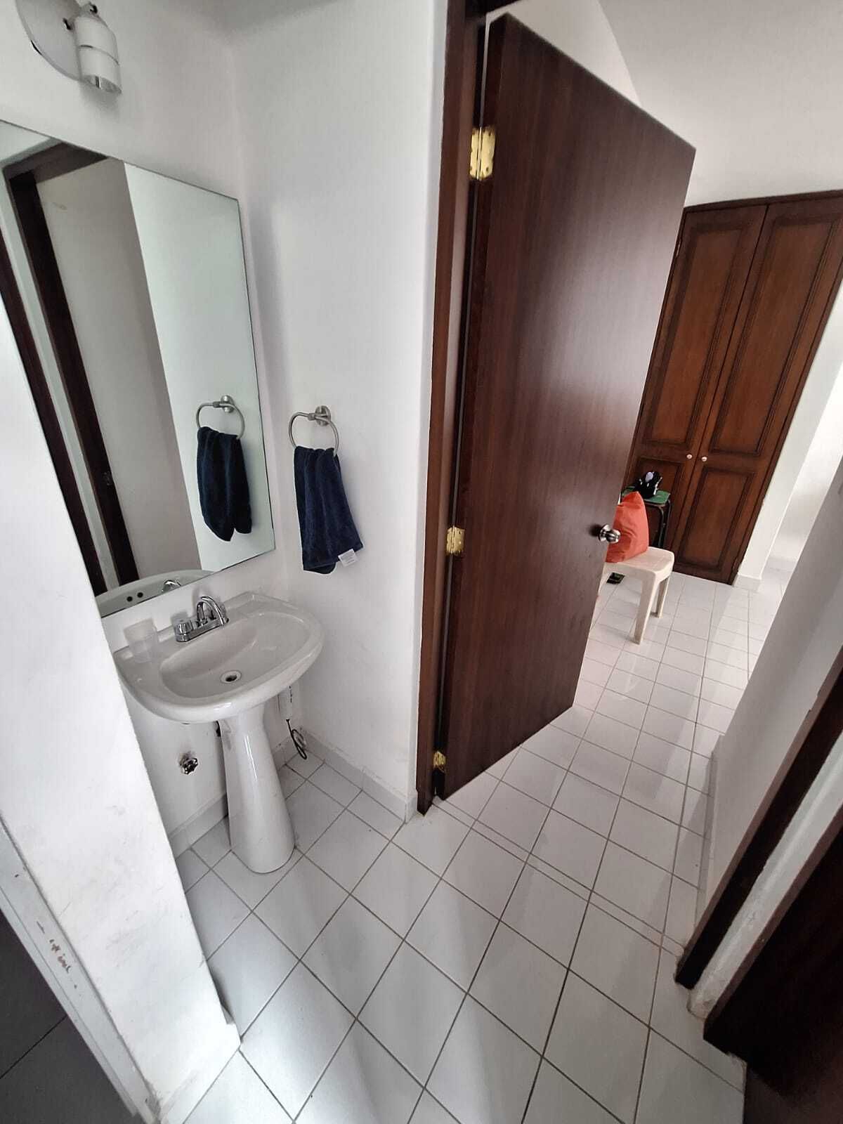 20 of 42: Baño servicio