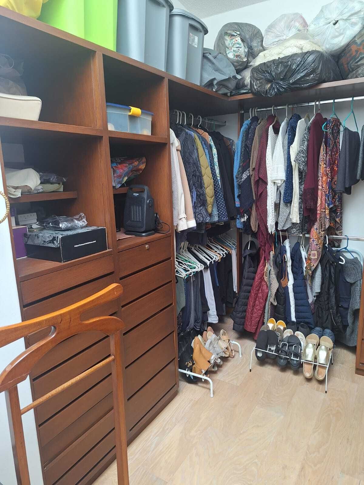 28 of 42: Vestidor principal