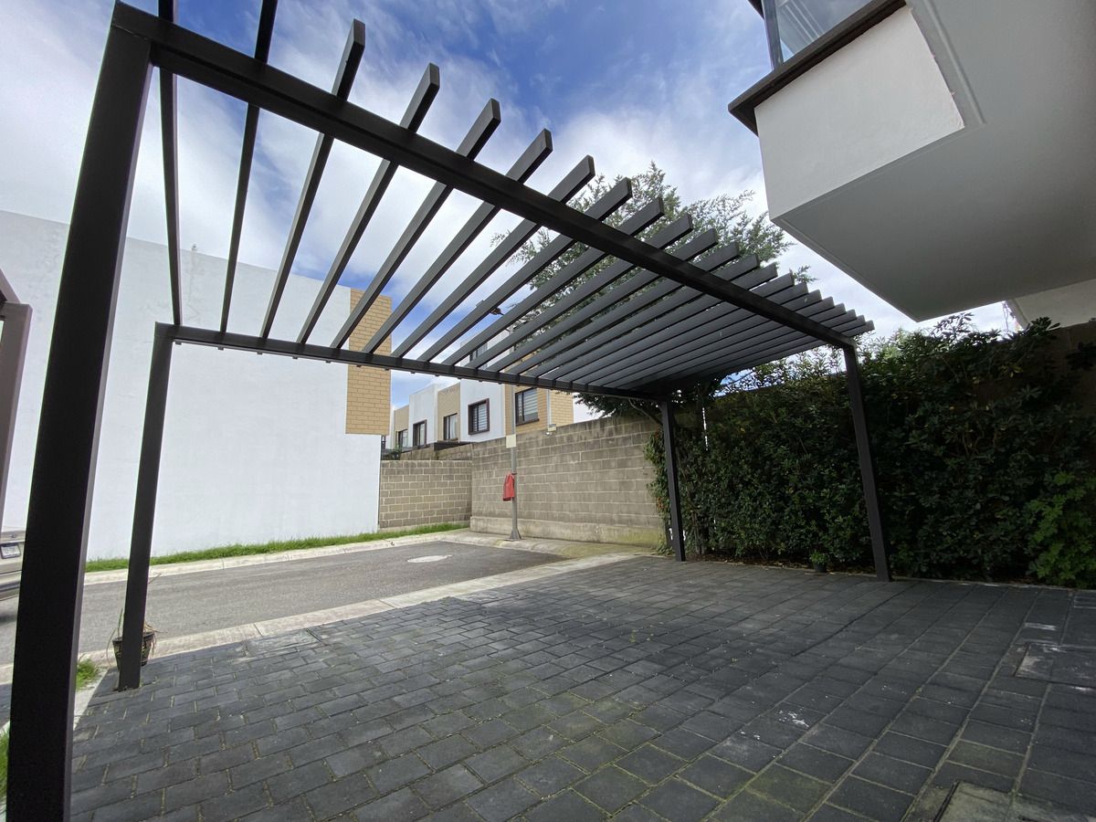 Estacionamiento con pérgola