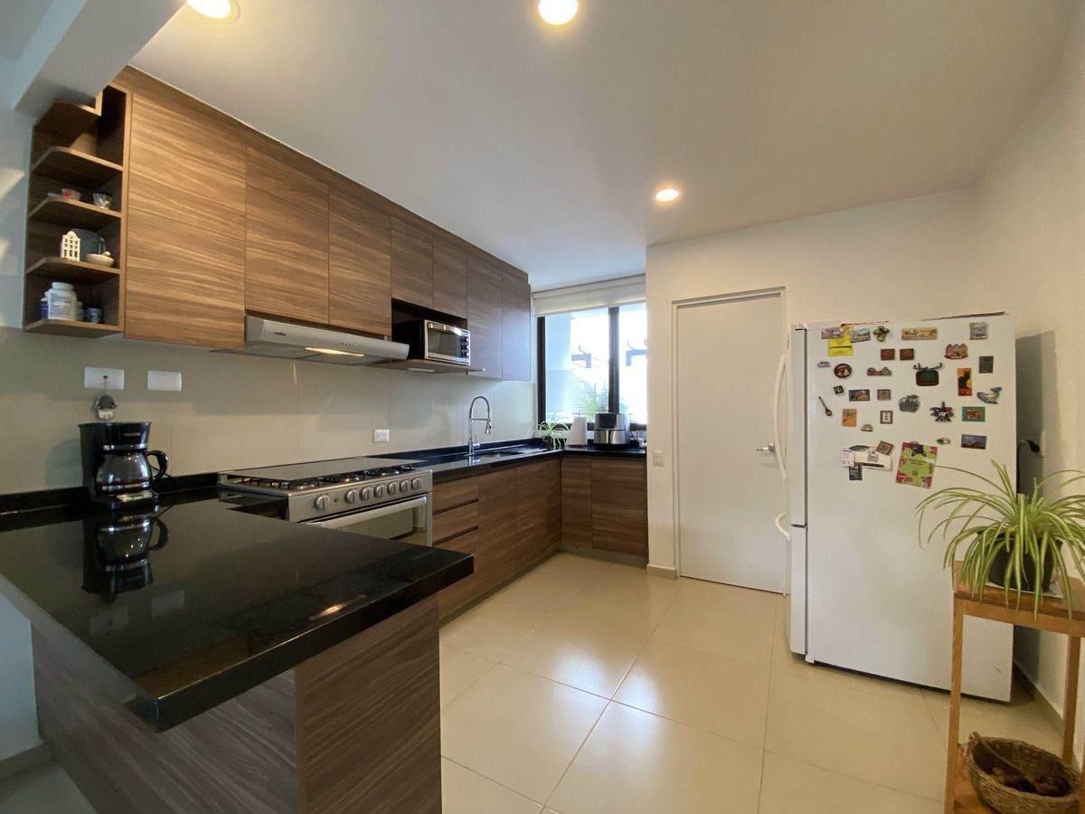 Cocina moderna con tope de granito