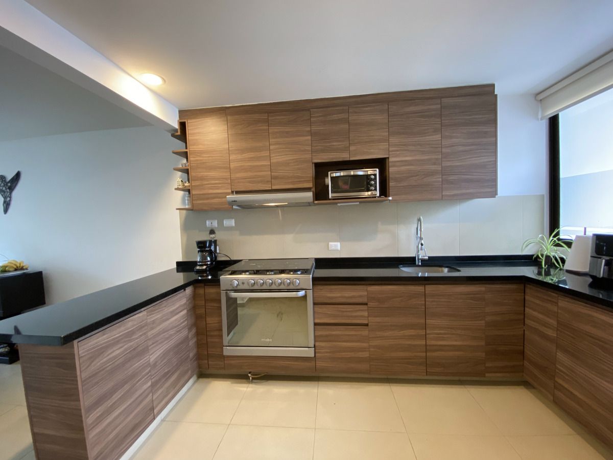 Cocina moderna con tope de granito