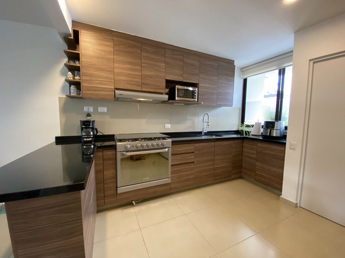 Cocina moderna con tope de granito
