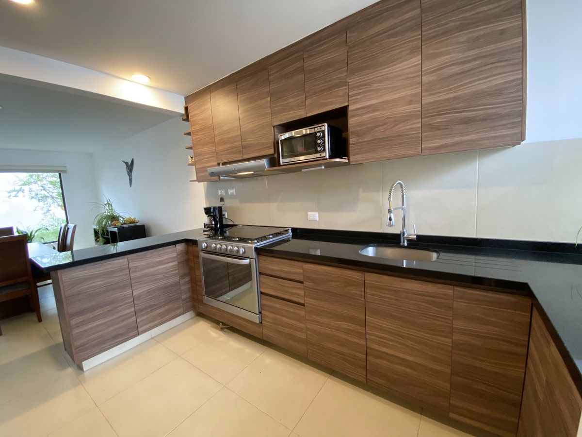 Cocina moderna con tope de granito