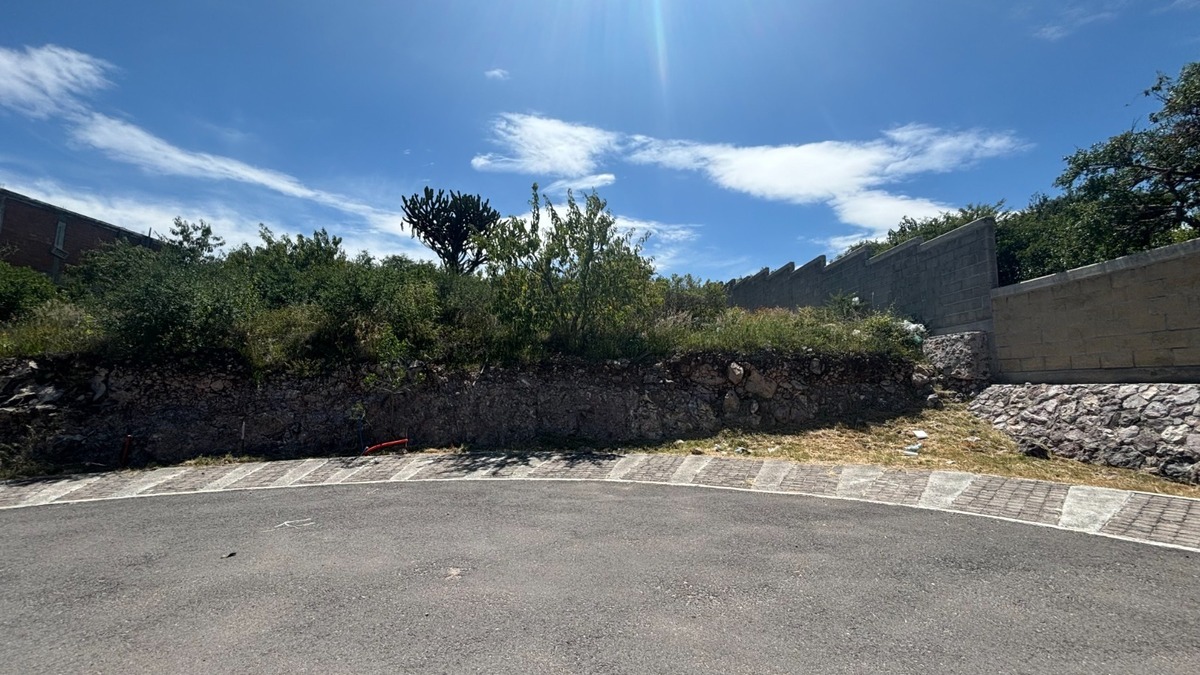 2 de 10: Vista de frente del Terreno