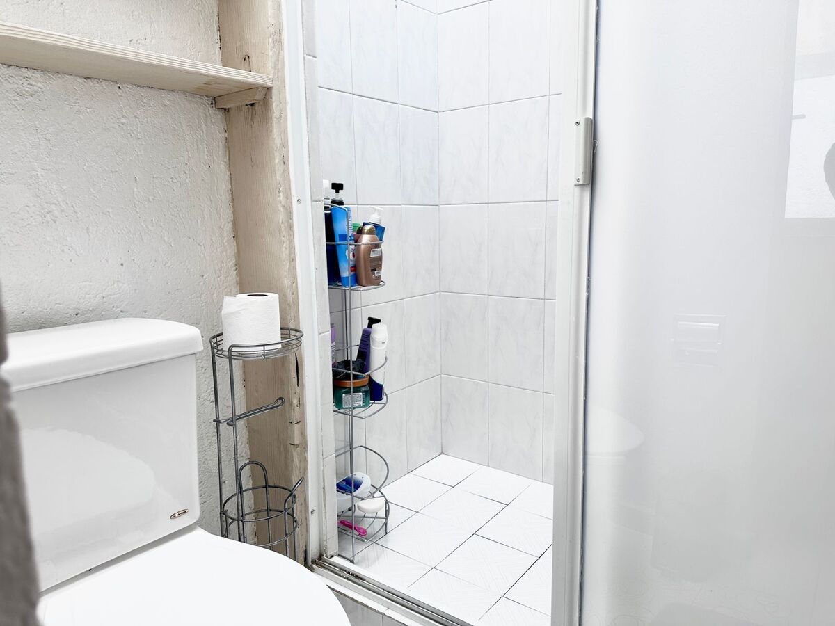 30 of 41: Vista, regadera, baño, principal