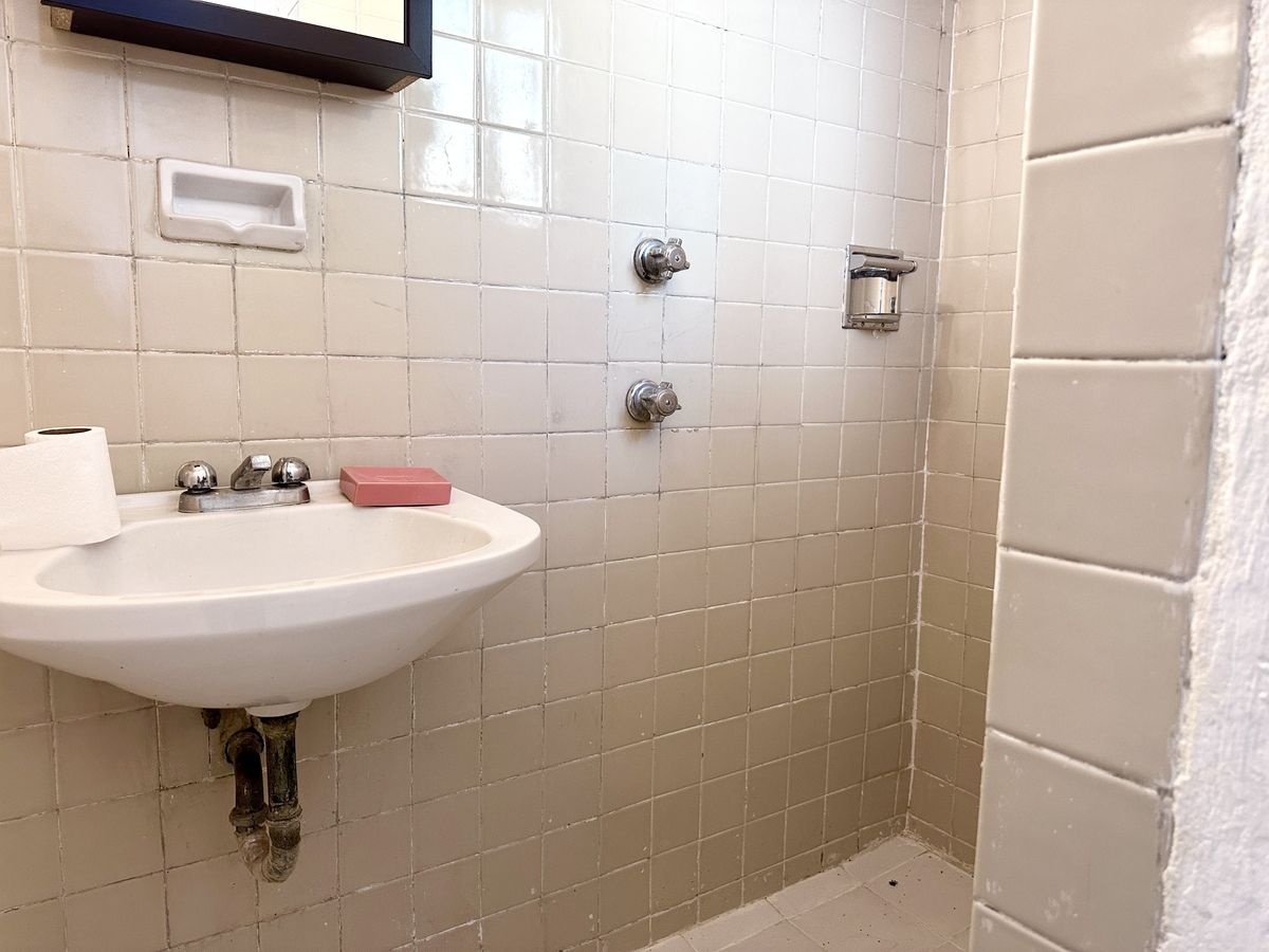 40 of 41: Baño 3ª Recamara o cuarto de Servicio, o Despacho