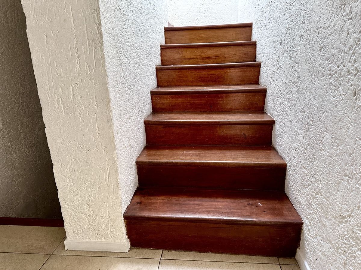 17 of 41: Acceso a la planta alta