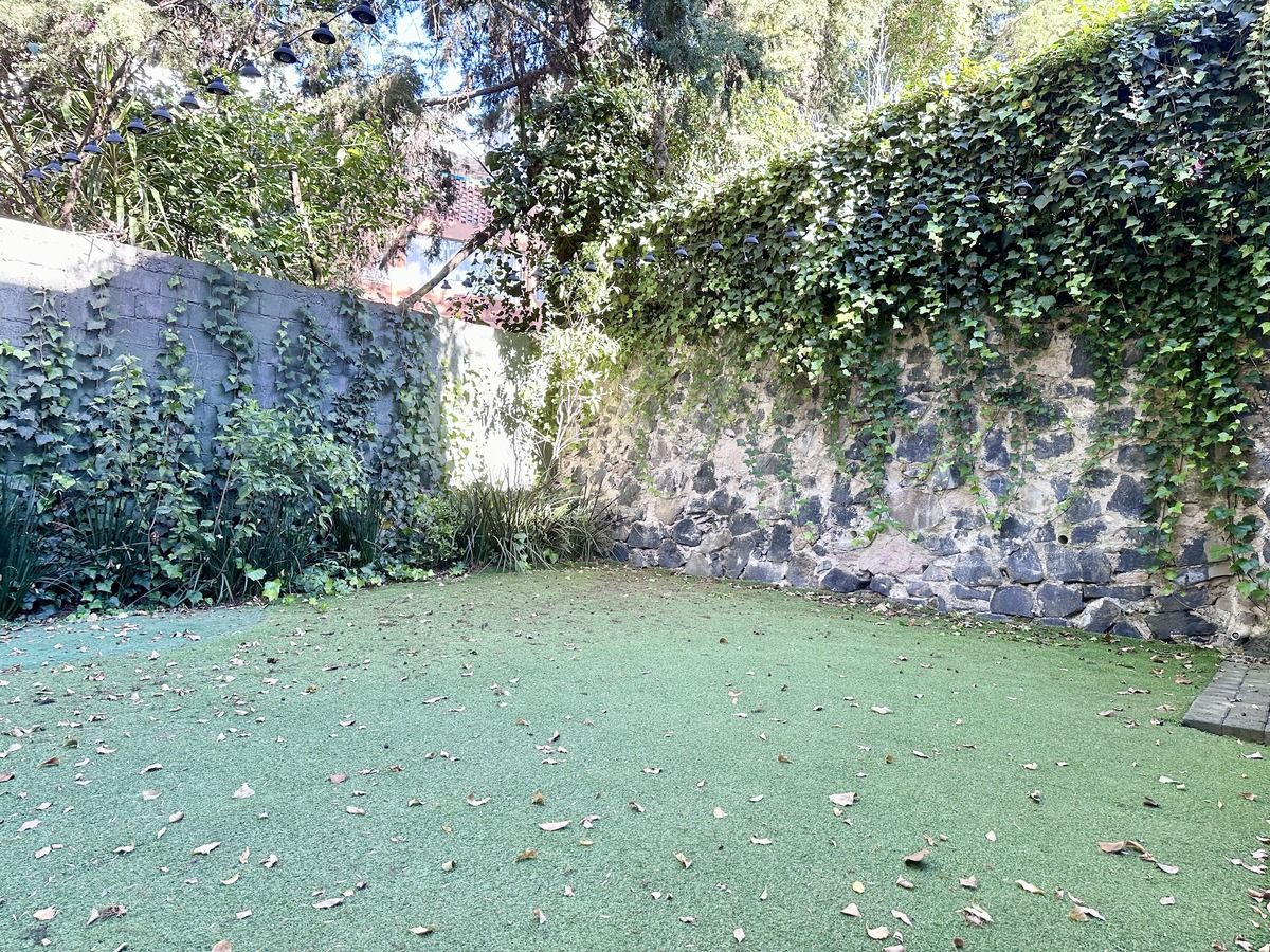 14 of 41: Gran jardín