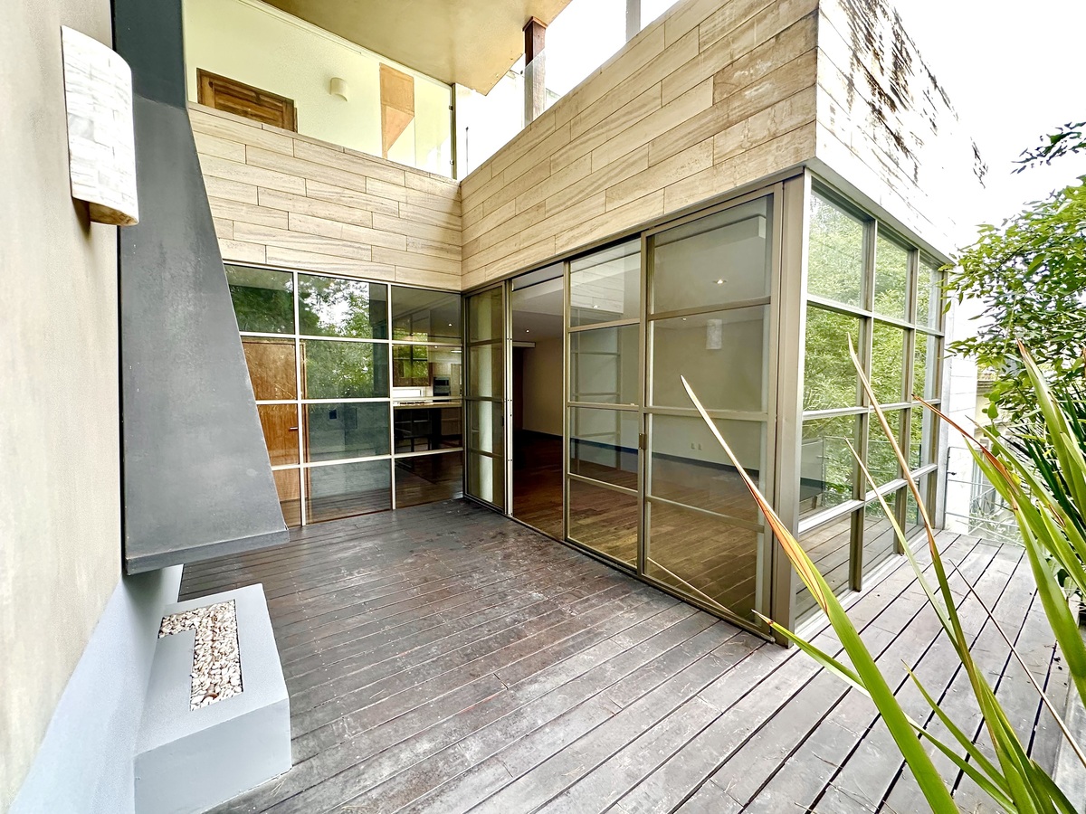 1 de 42: Terraza planta baja con acceso a sala y comedor