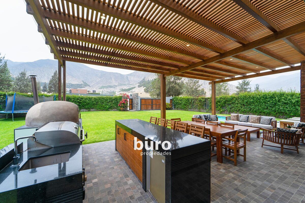 3 de 35: La terraza con parrilla y horno de barro